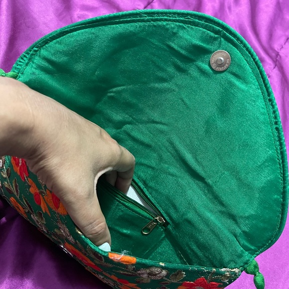 Silk and Sateen hand embroidered crossbody/clutch.NWT - Picture 5 of 8